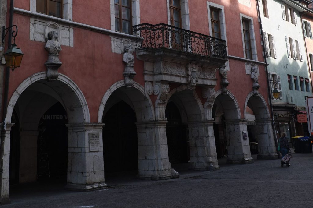 Arcades de l'hôtel de Sales, rue du Pâquier à Annecy, avec ses bustes des quatre Saisons et son balcon en fer forgé
