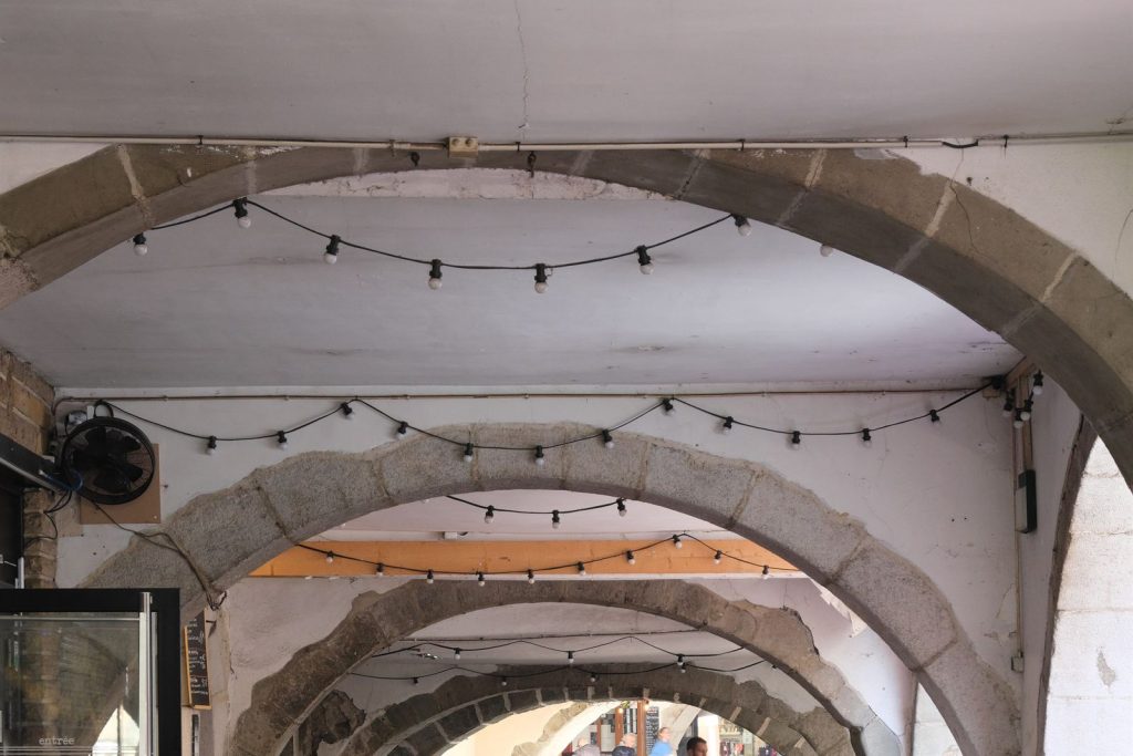 Arcs de pierre et plafonds différents qui se succèdent sous les arcades de la Vieille Ville d'Annecy