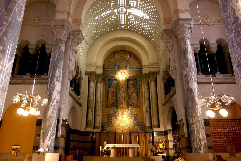 Nef de la basilique de la Visitation avec ses colonnes de marbre et la mosaïque du Christ en croix dans le chœur
