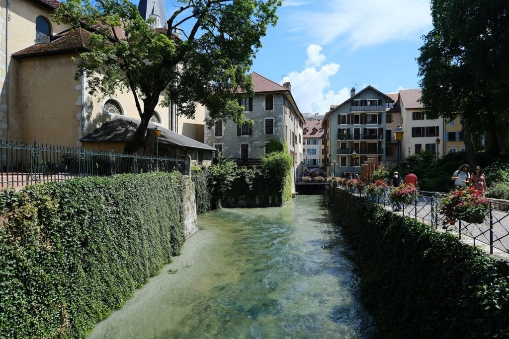 Le canal Saint-Dominique serpente entre les maisons de la Vieille Ville d’Annecy, sous un petit pont