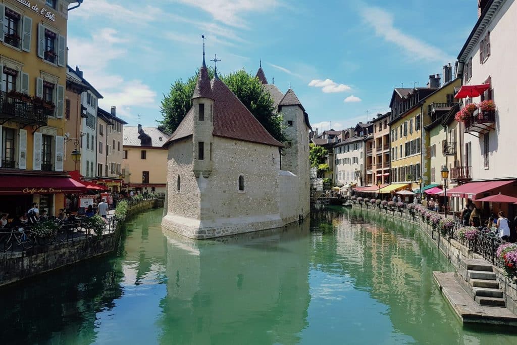 Le Thiou coule de part et d’autre du Palais de l’Île, entre les façades colorées des quais de la Vieille Ville d’Annecy