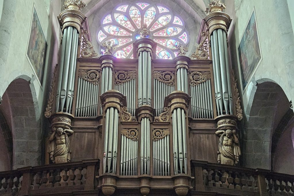 Grand orgue de la cathédrale Saint-Pierre d'Annecy au-dessus de l'entrée