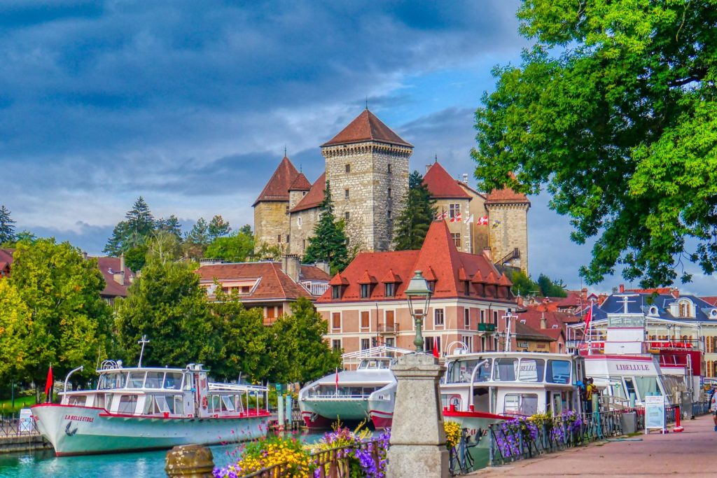 Le château d'Annecy et sa tour de la Reine dominant le port et les bateaux du lac