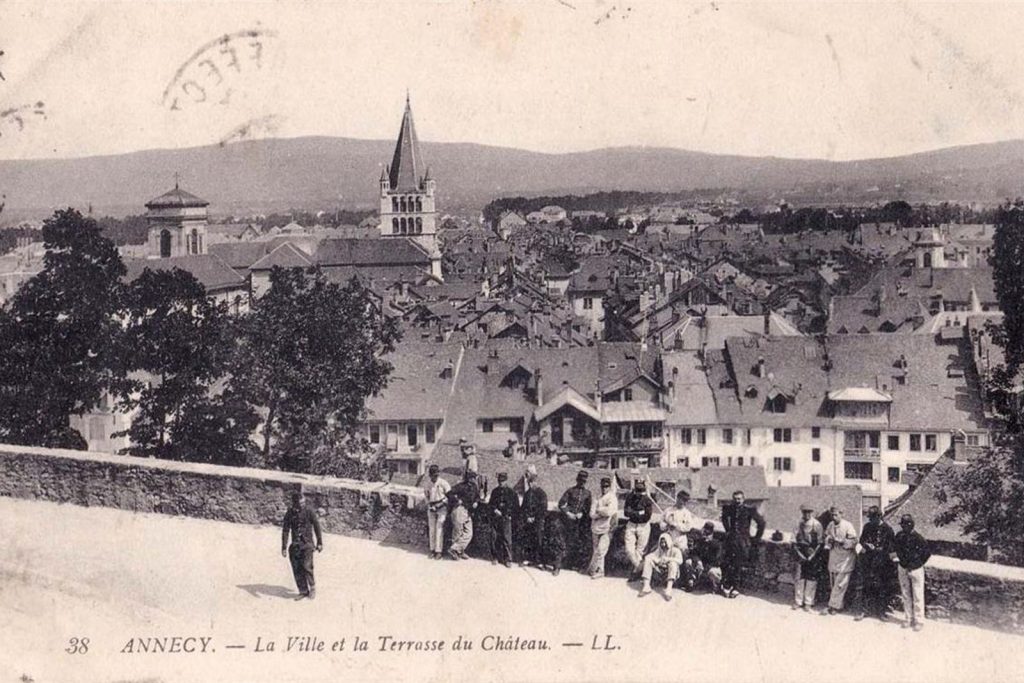 Carte postale ancienne : soldats sur la terrasse du château d'Annecy au-dessus des toits de la ville