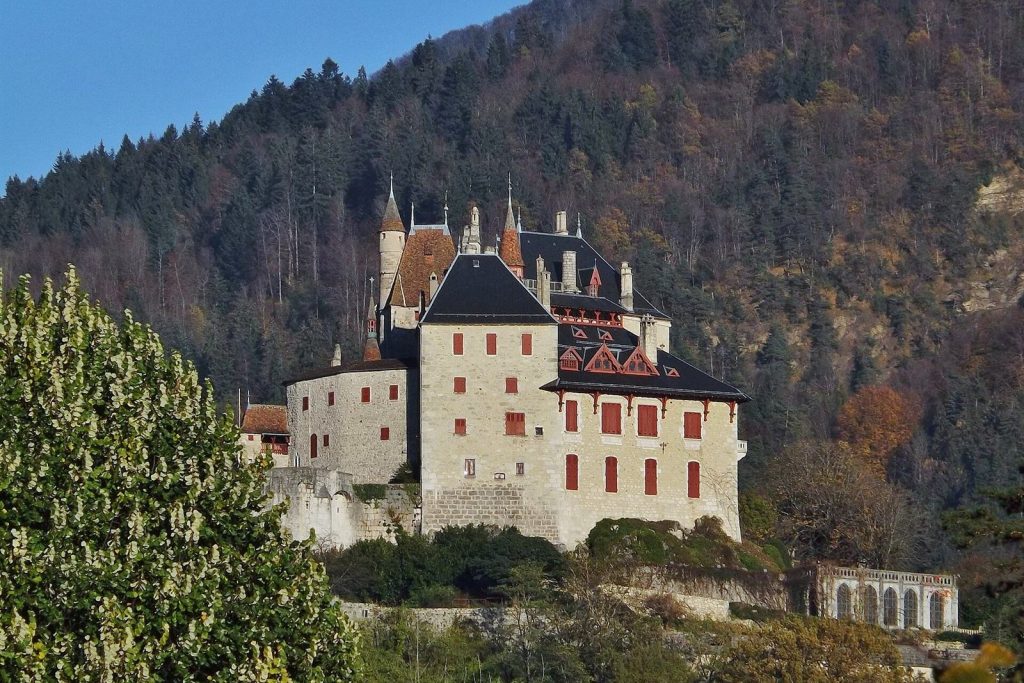 Le château de Menthon-Saint-Bernard et ses tourelles, sur son rocher au-dessus du lac d'Annecy