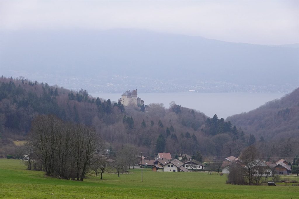 Le château de Menthon vu depuis Bluffy, avec le lac d'Annecy en arrière-plan