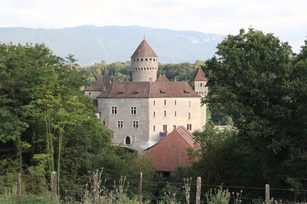 Le château de Montrottier à Lovagny, son donjon rond et ses logis dans la verdure