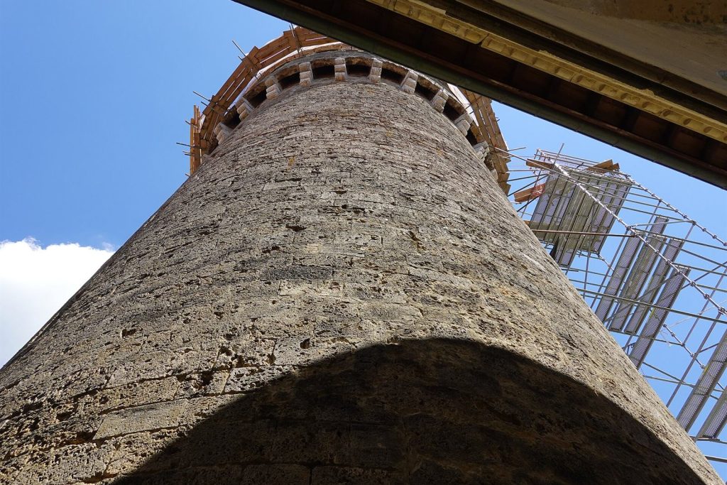Le donjon cylindrique de Montrottier en tuf, vu d'en bas