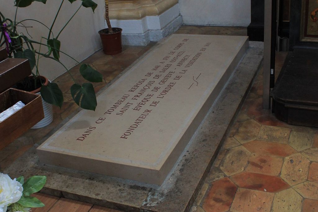 Dalle marquant le tombeau où reposa saint François de Sales de 1648 à 1793, église Saint-François d'Annecy