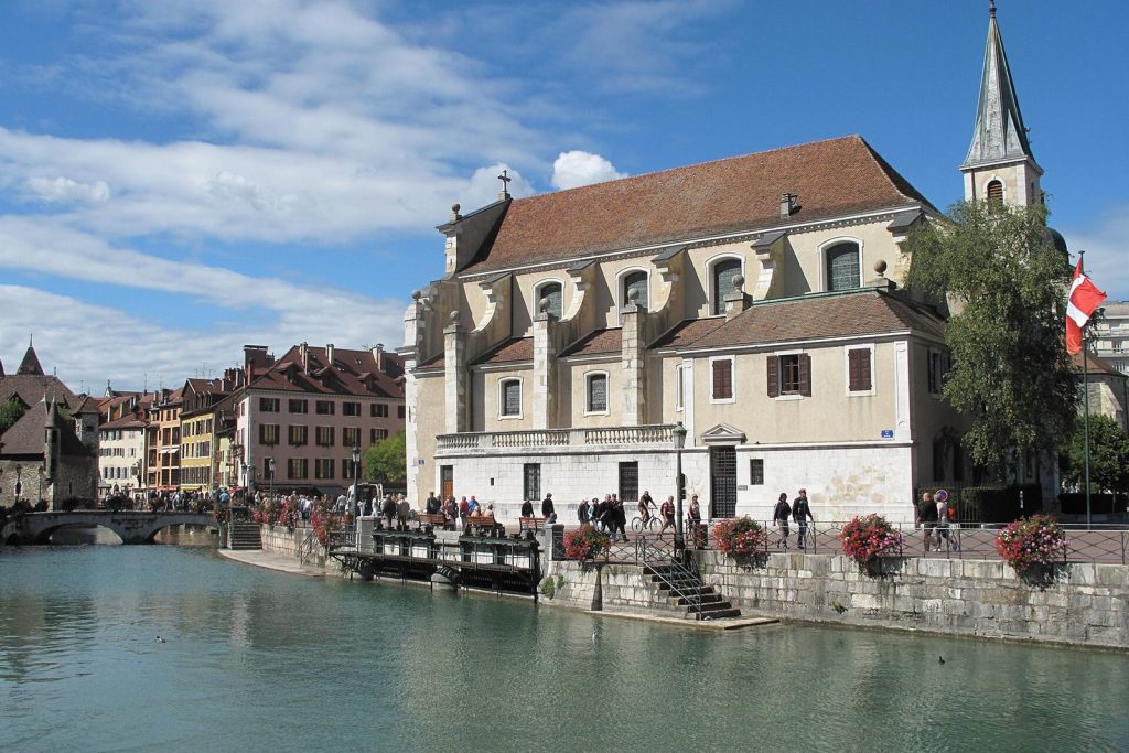 Église Saint-François-de-Sales au bord du Thiou à Annecy, avec ses vannes et son clocher