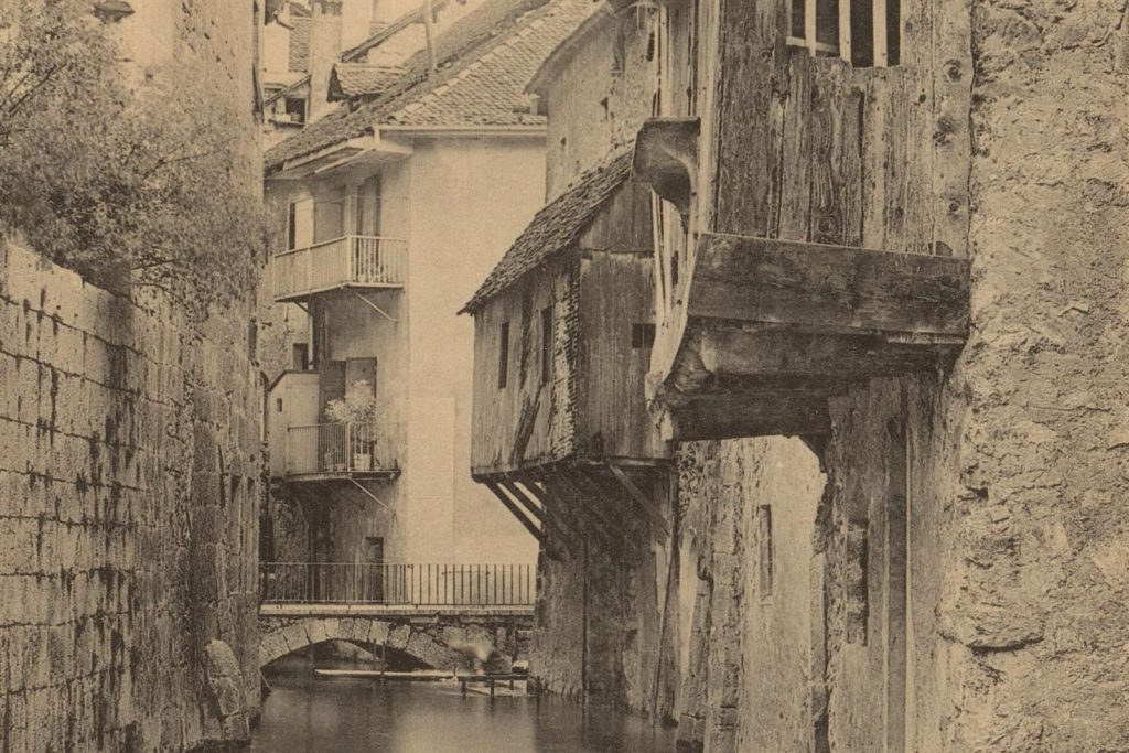 Un canal de la Vieille Ville d'Annecy vers 1887-1892, maisons et avancées de bois au-dessus de l'eau