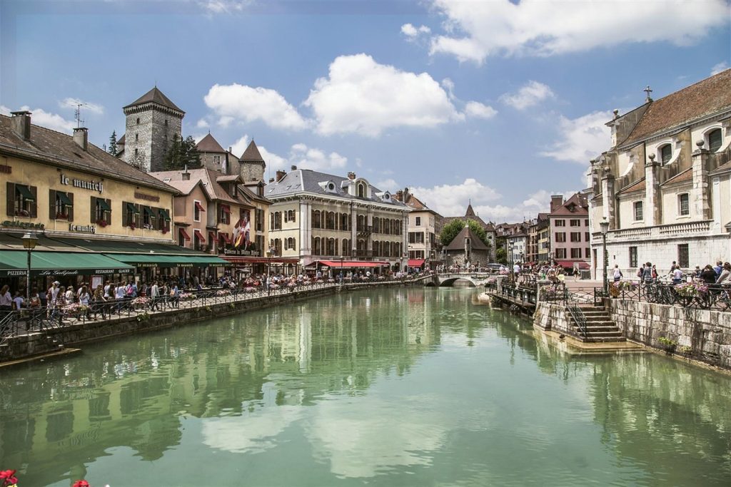 Les quais du Thiou dans la Vieille Ville d'Annecy aujourd'hui, terrasses et façades colorées