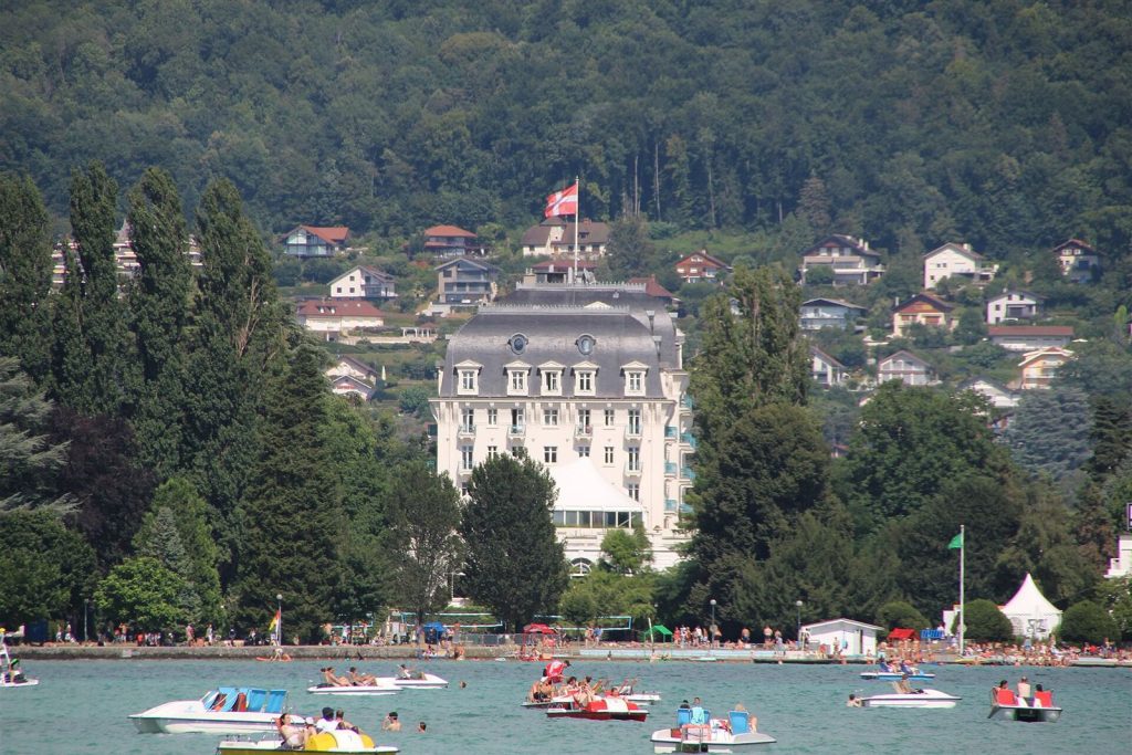 L'Impérial Palace d'Annecy vu depuis le lac, avec la plage et les pédalos