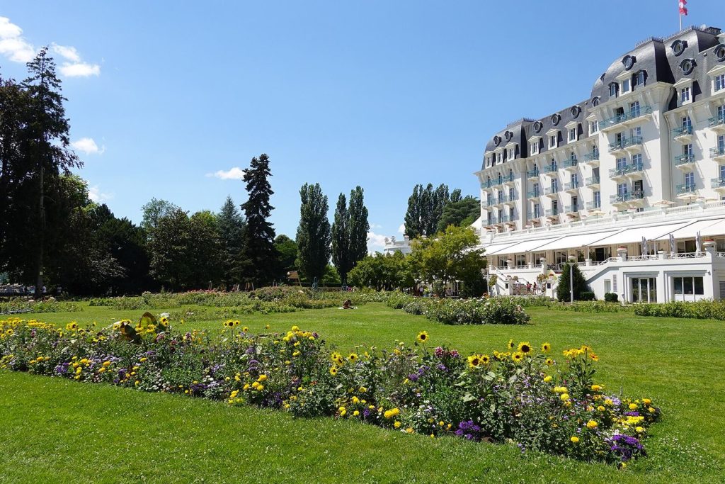 Parterres fleuris du parc devant la façade de l'Impérial Palace à Annecy