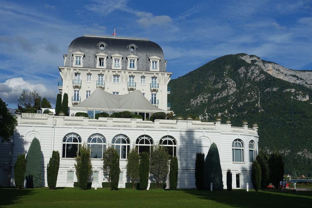 L'Impérial Palace et sa rotonde côté jardin, devant la montagne