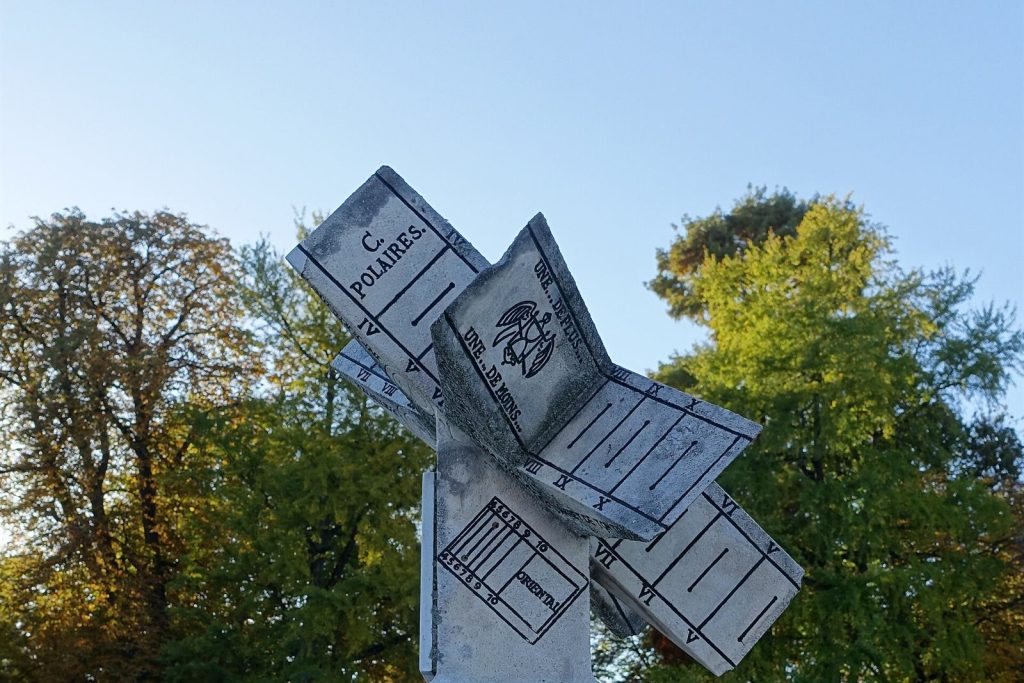 Cadran solaire à plusieurs faces des jardins de l'Europe à Annecy
