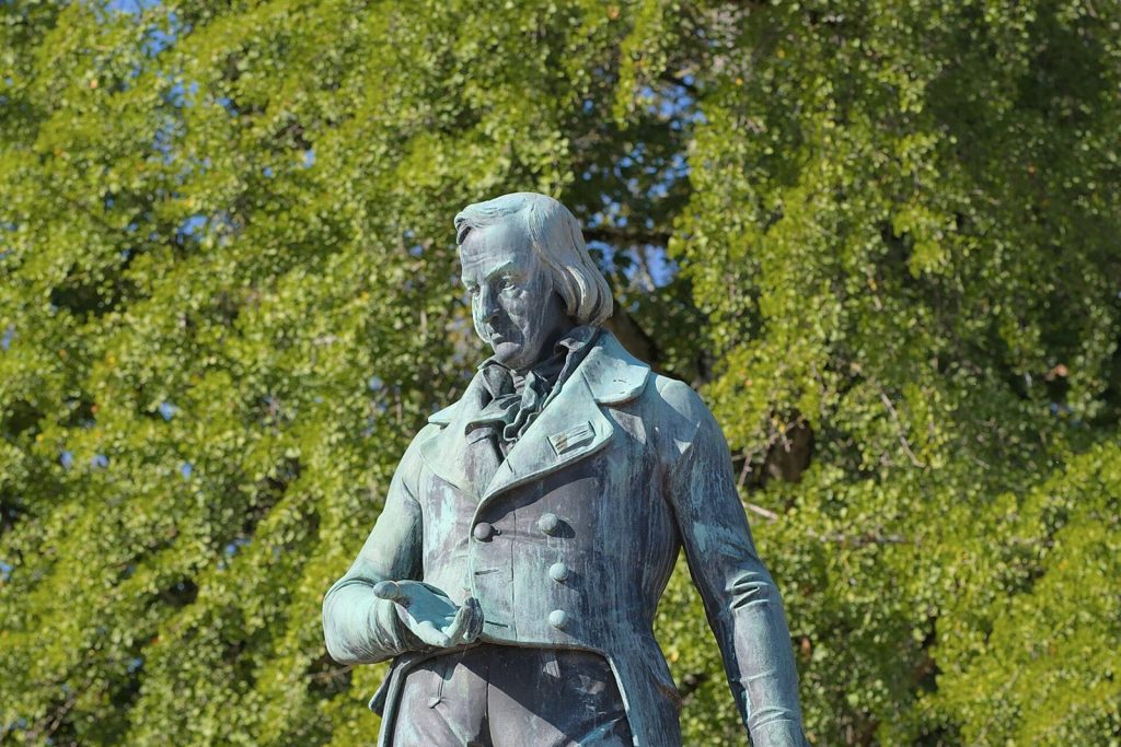 Statue de bronze du chimiste Claude-Louis Berthollet devant un ginkgo, jardins de l'Europe à Annecy