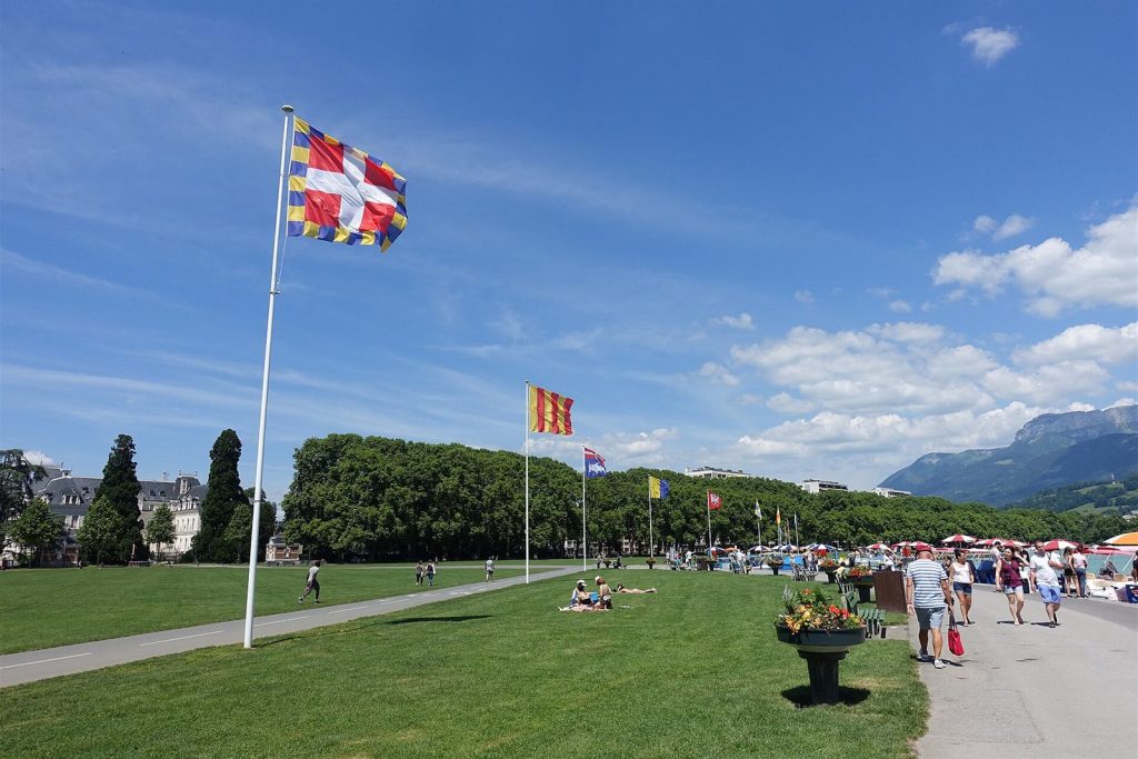 Drapeaux de la Savoie et des provinces le long de la promenade du Pâquier à Annecy