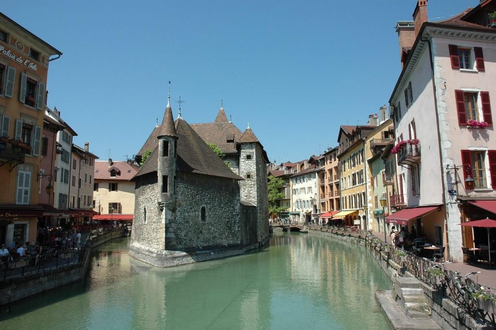 Le Palais de l'Île fendant le Thiou à Annecy