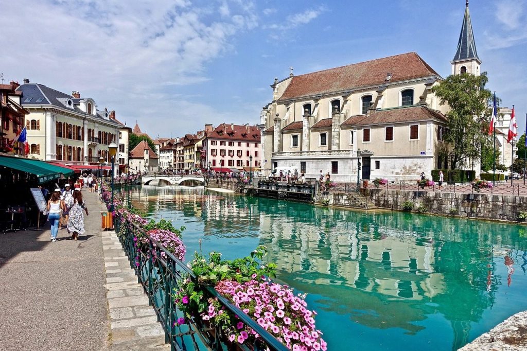 Le Thiou devant l'église Saint-François, dans la Vieille Ville d'Annecy