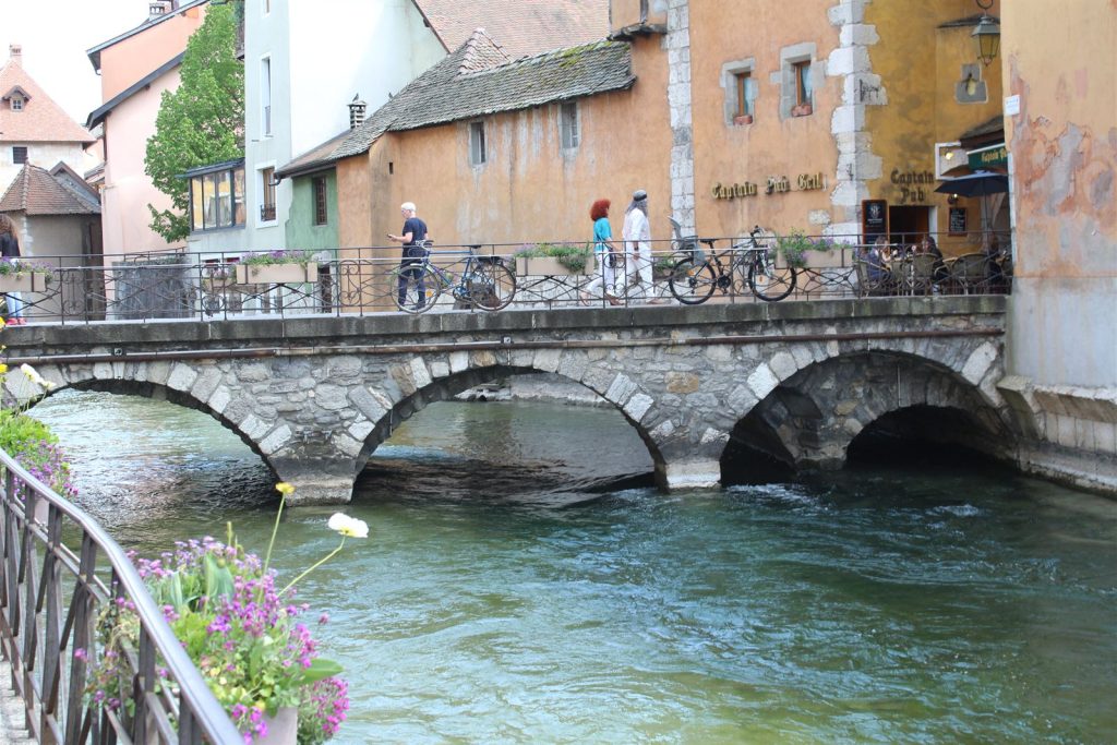 Le pont Morens à Annecy aujourd'hui, ses voûtes de pierre au-dessus du Thiou