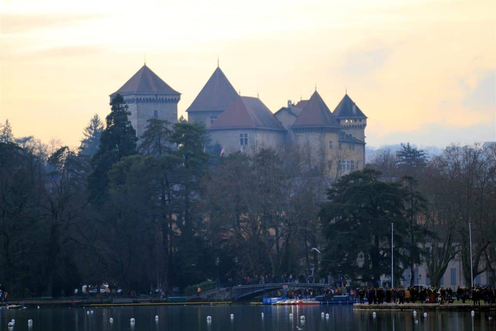 Le château d'Annecy dominant le canal du Thiou au crépuscule