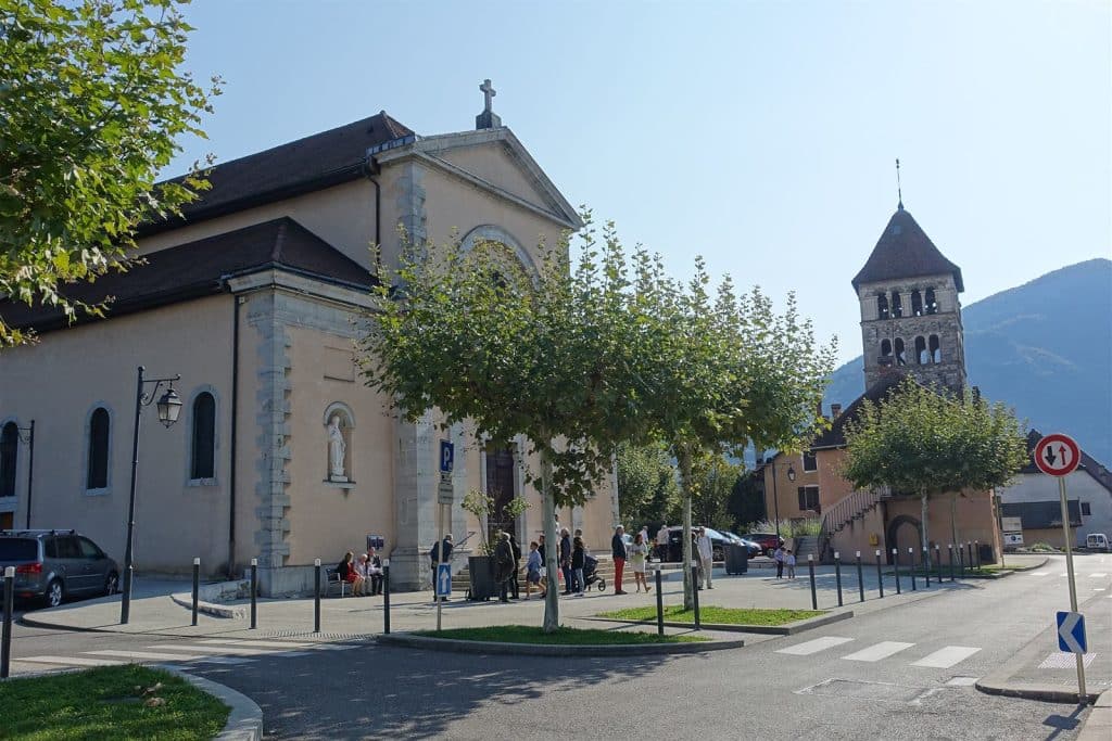 Le clocher roman d'Annecy-le-Vieux à côté de l'église Saint-Laurent