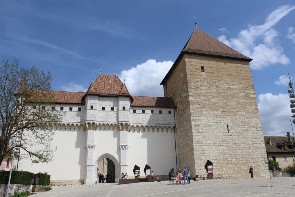 Entrée du château d'Annecy et sa grande tour carrée