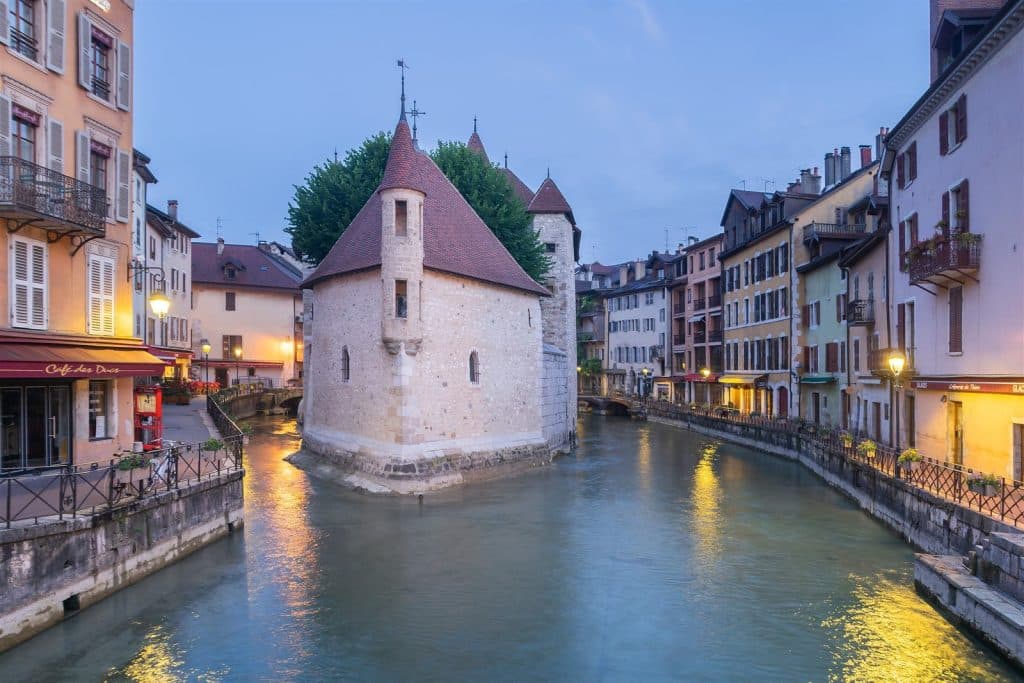 Le Palais de l'Isle au milieu du Thiou, dans la vieille ville d'Annecy
