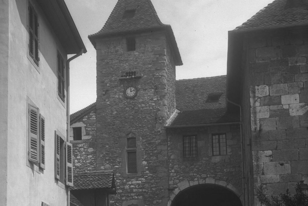 Cour du Palais de l'Isle avec sa tour escalier et son horloge, photographie ancienne en noir et blanc
