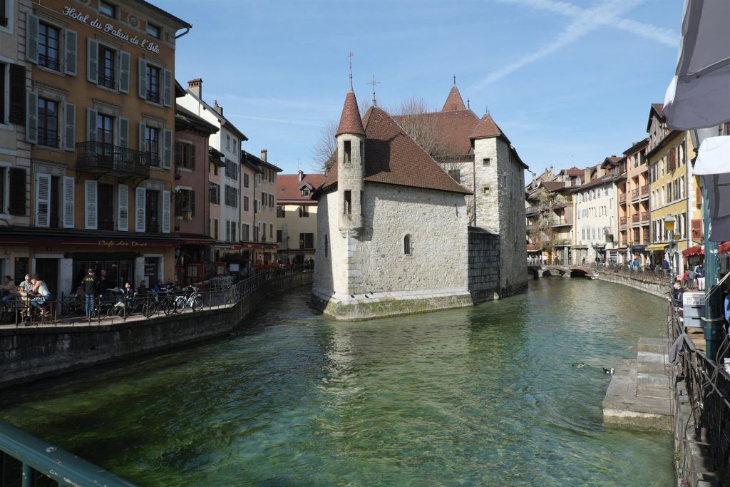 Le Palais de l'Isle en forme de proue, vu depuis le pont Perrière sur le Thiou