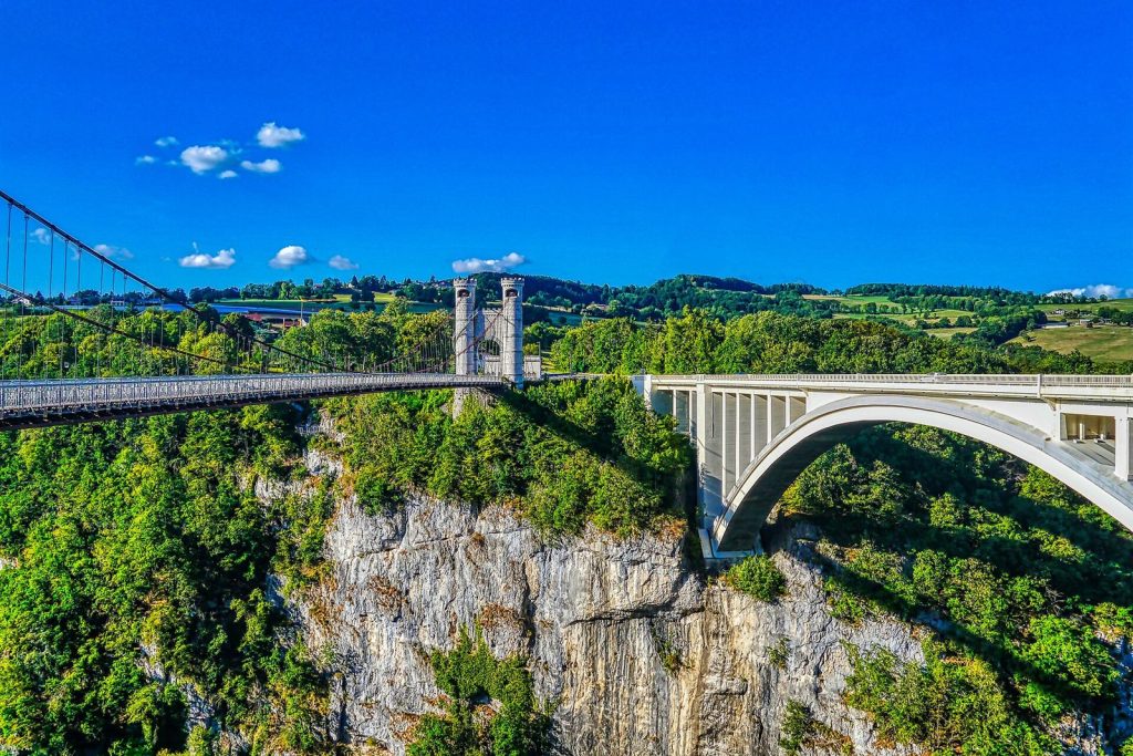 Le pont suspendu Charles-Albert et, à côté, l'arche de béton du pont Caquot au-dessus des gorges des Usses