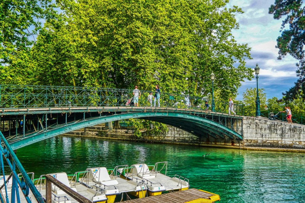 Le pont des Amours en fer, d'une seule arche, au-dessus du canal du Vassé à Annecy