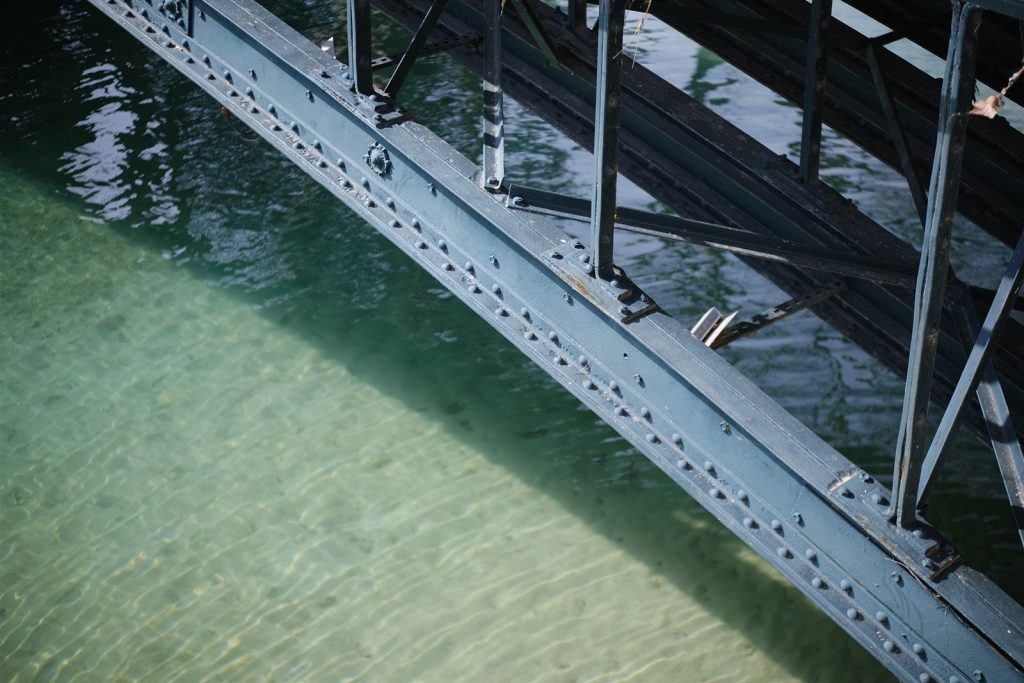 Rivets de la poutre métallique du pont des Amours au-dessus de l'eau du Vassé