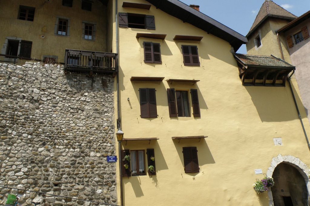 Rempart en galets de l'impasse du Trippoz et, à droite, l'arche de la porte Perrière à Annecy