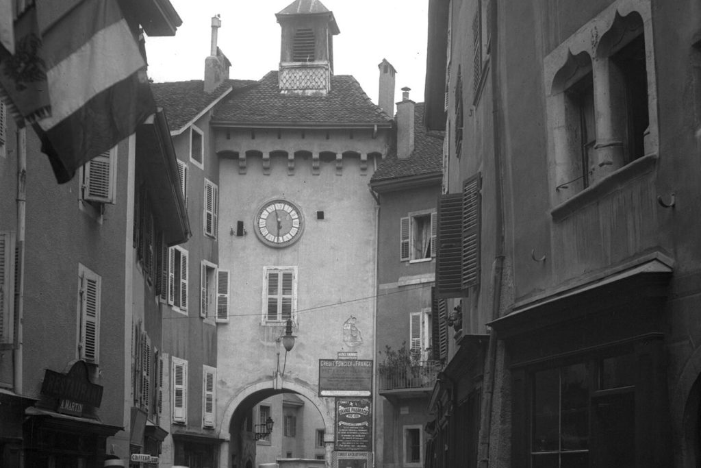 Porte Sainte-Claire à Annecy vers 1926 : clocheton, mâchicoulis, horloge et arche, vue depuis la rue Sainte-Claire