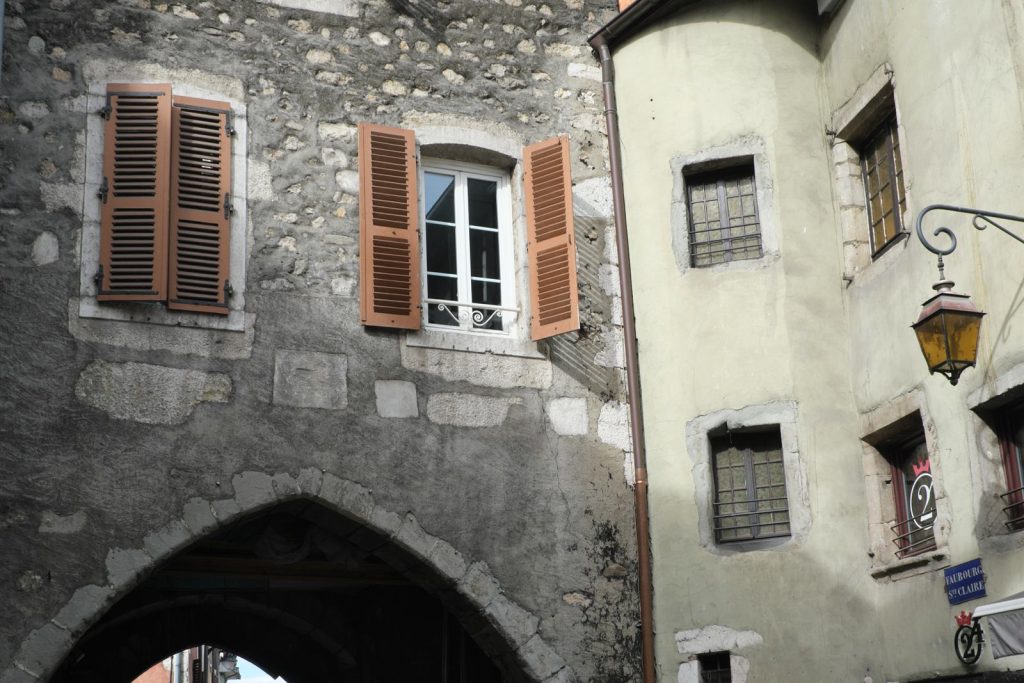 Porte du Sépulcre, voûte en ogive au bout du faubourg Sainte-Claire à Annecy