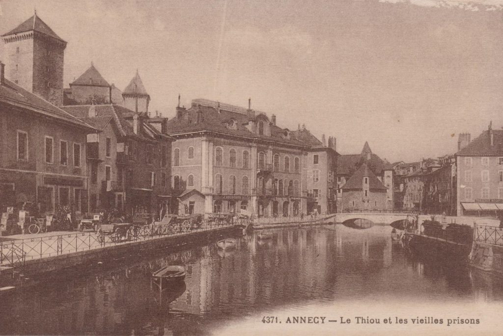 Carte postale ancienne : le Thiou et les vieilles prisons d'Annecy, début du XXe siècle