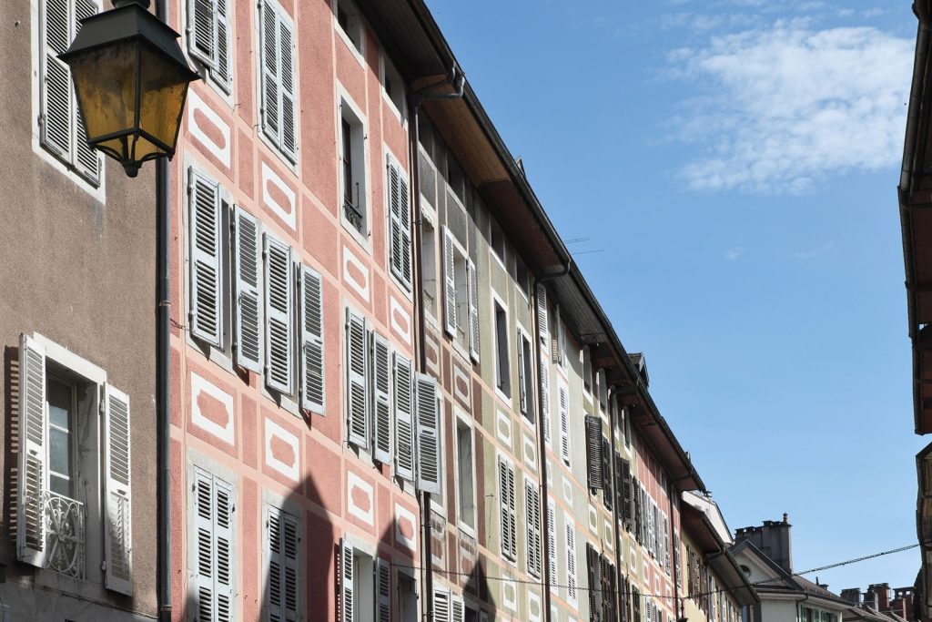 Façades de la rue Carnot à Annecy ornées de cadres peints autour des fenêtres
