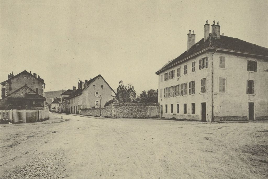 Entrée du faubourg de Bœuf, future rue Carnot, à Annecy, photographiée le 16 mai 1889