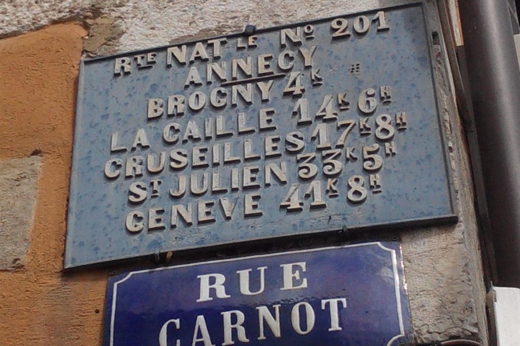 Plaque de cocher de la route nationale 201 vers Genève, au-dessus de la plaque Rue Carnot, à Annecy