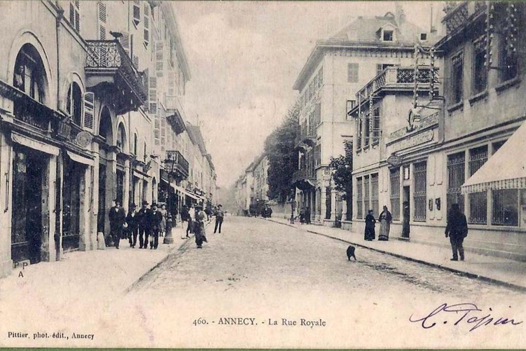 La rue Royale d'Annecy sur une carte postale de 1903