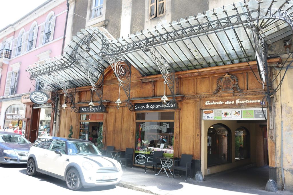 Devanture en bois et marquise en fer forgé et verre du 13 rue Royale à Annecy