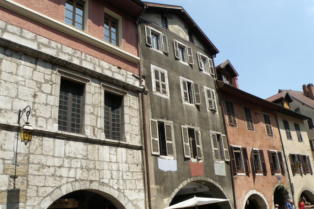 Maisons à arcades de la rue Sainte-Claire dans la Vieille Ville d'Annecy