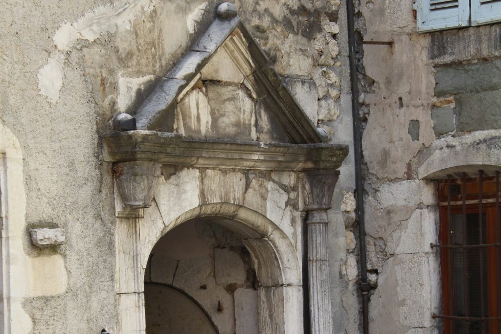Portail Renaissance à fronton de l'hôtel Bagnorea, 18 rue Sainte-Claire à Annecy