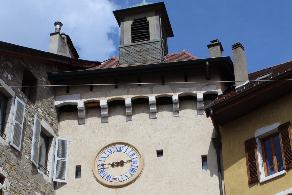 Porte Sainte-Claire à Annecy avec son horloge, ses mâchicoulis et son clocheton