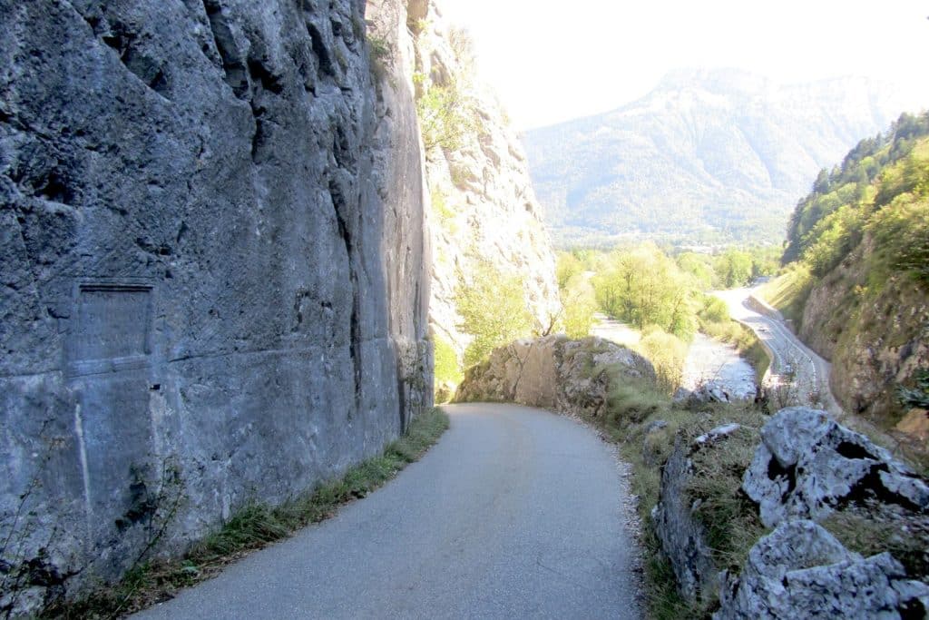Voie romaine taillée dans la falaise du défilé de Dingy, au-dessus de la vallée du Fier