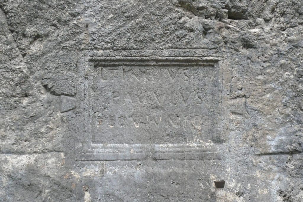 Inscription romaine L. TINCIVS PACVLVS PERVIVM FEC gravée dans la roche à Dingy-Saint-Clair