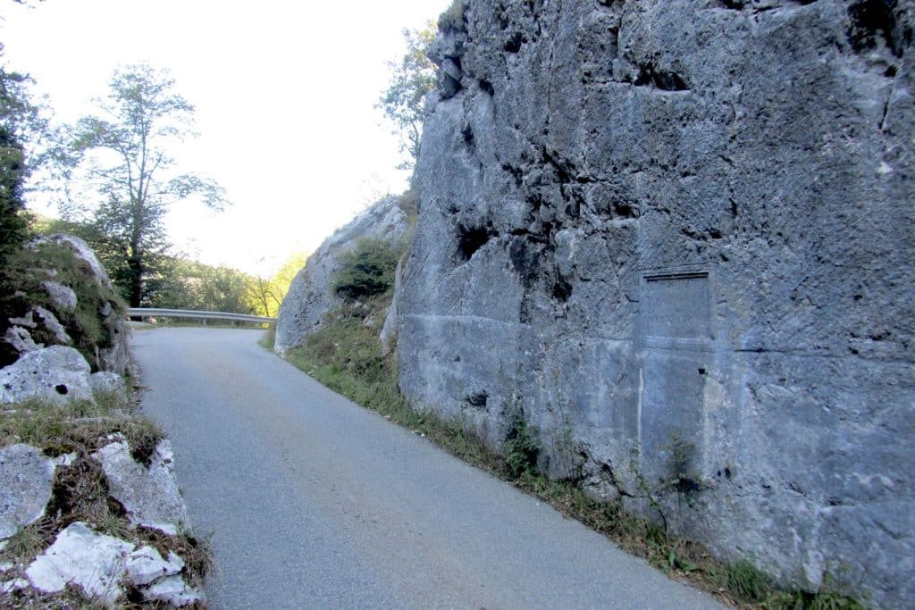Route de la voie romaine le long de la paroi taillée, avec le cadre de l'inscription, à Dingy-Saint-Clair