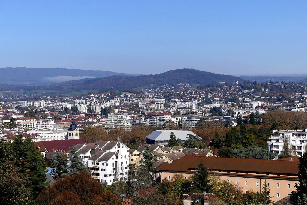 Vue d'Annecy et du lac depuis la basilique de la Visitation un matin d'automne